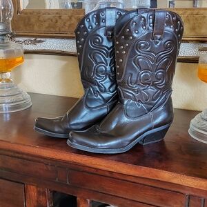 Mudd Johnson western boots. Women's size 9M. 2" heel, snip toe, preowned